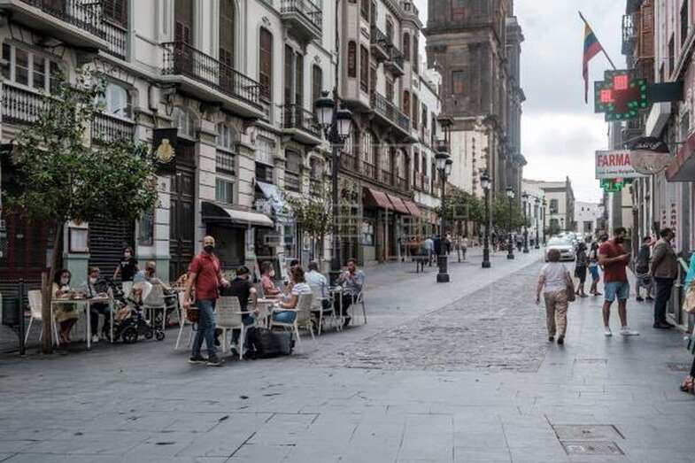 Terrazas en los aledaños de la catedral de Santa Ana, en Las Palmas de Gran Canaria (Foto EFE /Ángel Medina G.)